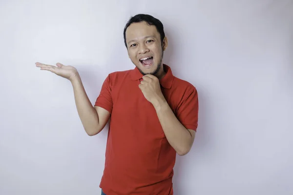 Gülümseyen Güzel Asyalı Adam Boş Bir Alanı Işaret Ediyor Yanındaki — Stok fotoğraf