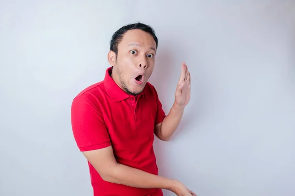 Kırmızı Tişörtlü Şok Olmuş Asyalı Adam Yanındaki Fotokopi Odasını Işaret — Stok fotoğraf
