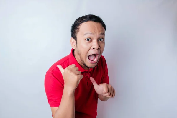 Kırmızı Tişörtlü Şok Olmuş Asyalı Adam Yanındaki Fotokopi Odasını Işaret — Stok fotoğraf