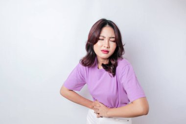 Hasta genç bir kadının el ele tutuşmasının fotoğrafı beyaz arka planda izole edilmiş bir acıdan muzdarip.