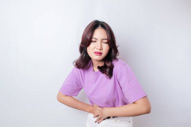 Hasta genç bir kadının el ele tutuşmasının fotoğrafı beyaz arka planda izole edilmiş bir acıdan muzdarip.