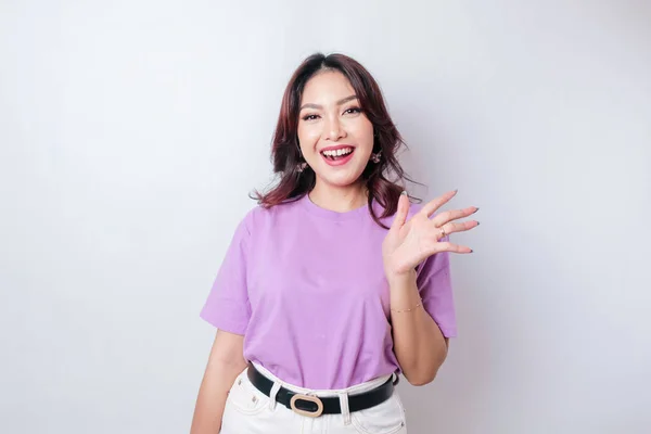 Excitado Ásia Mulher Vestindo Lilás Roxo Shirt Dando Número 12345 — Fotografia de Stock