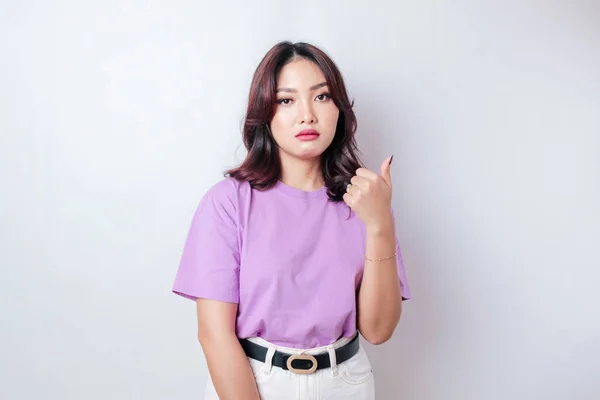 白い背景によって隔離された薄紫のTシャツを着たアジアの女性の肖像画は落ち込んで見える — ストック写真