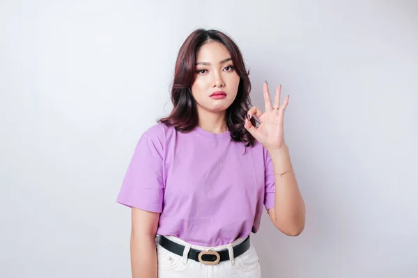 Retrato Una Mujer Asiática Con Una Camiseta Lila Púrpura Aislada —  Fotos de Stock