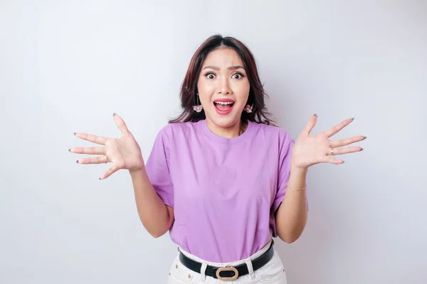 Retrato Uma Mulher Asiática Feliz Vestindo Uma Camiseta Lilás Roxo — Fotografia de Stock