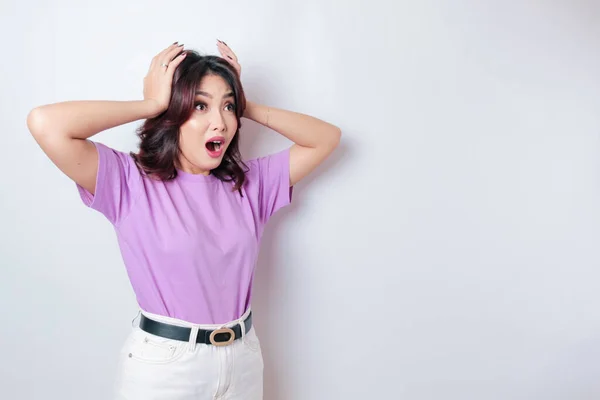 Retrato Una Mujer Asiática Conmocionada Con Una Camiseta Lila Púrpura —  Fotos de Stock