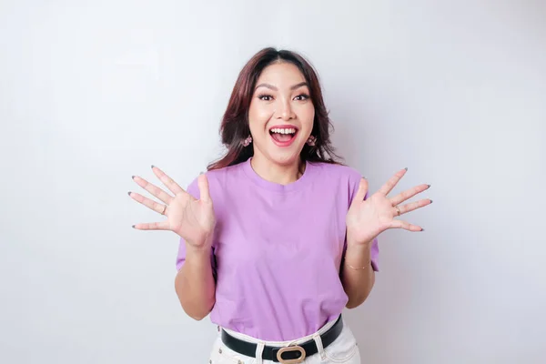 Retrato Uma Mulher Asiática Chocada Vestindo Uma Camiseta Lilás Roxa — Fotografia de Stock