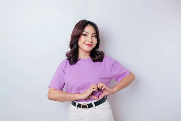 Leylak Rengi Mor Tişört Giyen Çekici Bir Asyalı Kadın Mutlu — Stok fotoğraf