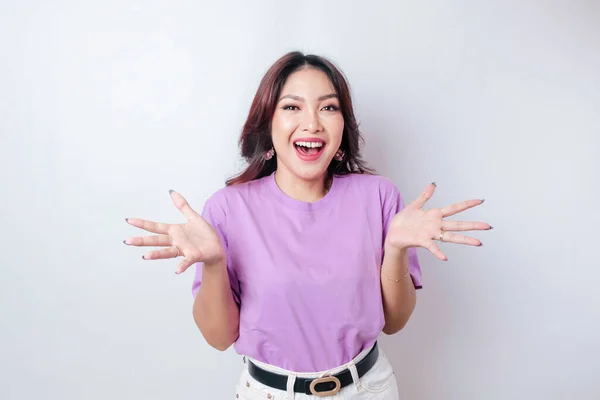 白い背景によって隔離された薄紫のTシャツを着た衝撃的なアジアの女性の肖像画 — ストック写真