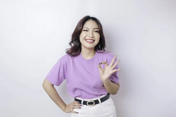 Mulher Asiática Excitada Vestindo Uma Camiseta Lilás Roxo Dando Gesto — Fotografia de Stock