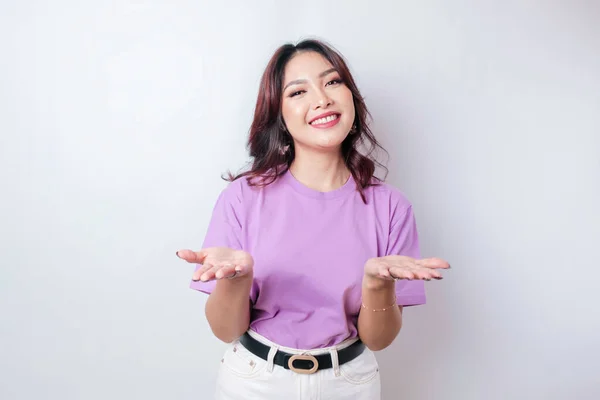 Genç Asyalı Bir Kadın Izole Edilmiş Beyaz Arka Planda Gülümserken — Stok fotoğraf