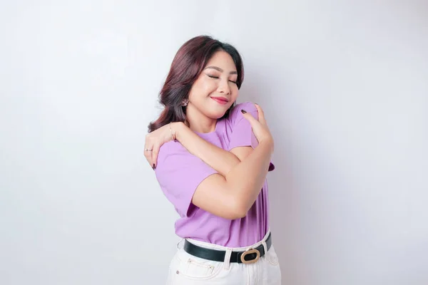 Joven Mujer Asiática Hermosa Con Una Camiseta Lila Púrpura Sobre —  Fotos de Stock