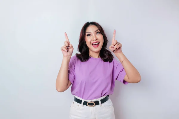 Mulher Asiática Excitada Vestindo Camiseta Lilás Roxo Apontando Para Espaço — Fotografia de Stock