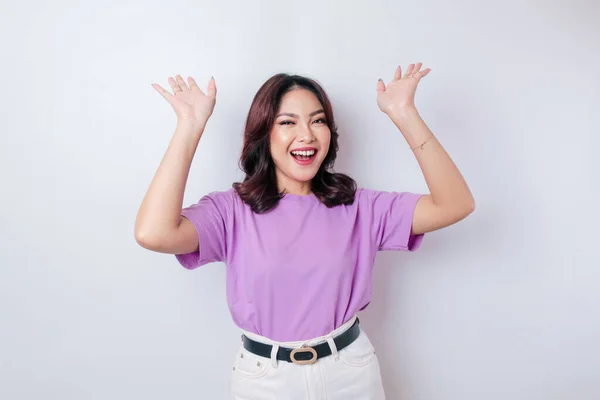 Heyecanlı Asyalı Kadın Eflatun Tişört Giyiyor Fotokopi Odasını Işaret Ediyor — Stok fotoğraf
