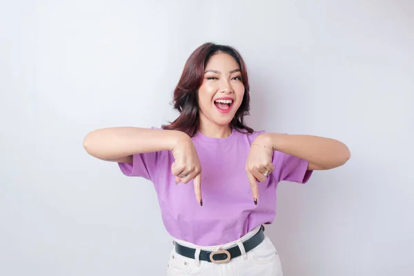 Emocionada Mujer Asiática Vistiendo Una Camiseta Lila Púrpura Apuntando Hacia —  Fotos de Stock