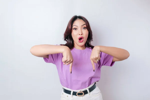 Eflatun Renkli Tişört Giyen Asyalı Kadın Fotokopi Odasını Işaret Ediyor — Stok fotoğraf