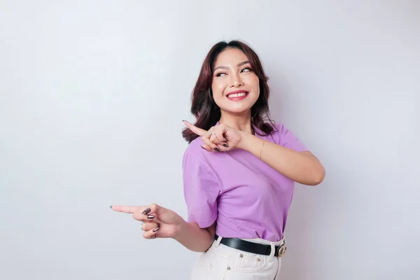 Gülümseyen Güzel Asyalı Kadın Izole Beyaz Arka Planının Yanındaki Boşluğu — Stok fotoğraf
