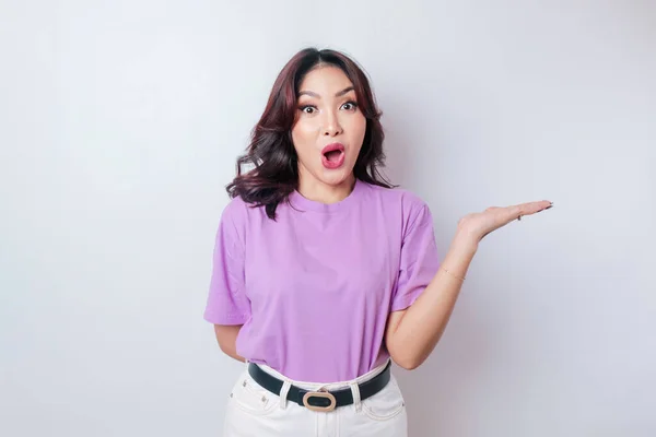 Mujer Asiática Conmocionada Vistiendo Una Camiseta Lila Púrpura Apuntando Espacio — Foto de Stock