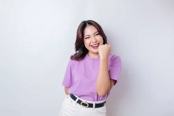 Mutlu Başarılı Bir Yüz Ifadesi Olan Genç Bir Asyalı Kadın — Stok fotoğraf