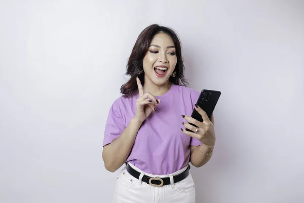 Retrato Uma Mulher Asiática Feliz Está Sorrindo Segurando Seu Smartphone — Fotografia de Stock