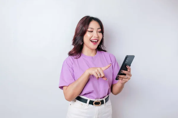 Портрет Щасливої Азіатської Жінки Посміхається Тримає Свій Смартфон Фіолетовій Футболці — стокове фото
