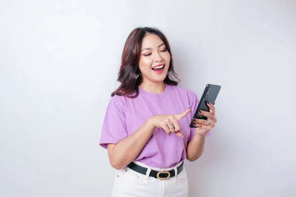 Retrato Uma Mulher Asiática Feliz Está Sorrindo Segurando Seu Smartphone — Fotografia de Stock