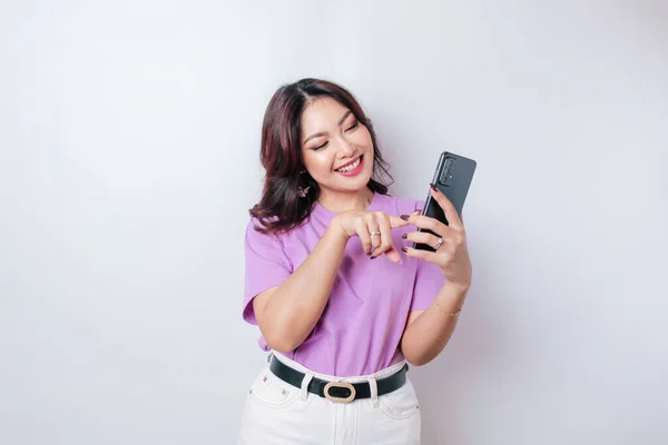 Mutlu Bir Asyalı Kadının Portresi Gülümsüyor Elinde Telefonuyla Beyaz Bir — Stok fotoğraf