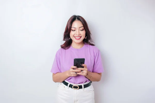 Портрет Щасливої Азіатської Жінки Посміхається Тримає Свій Смартфон Фіолетовій Футболці — стокове фото