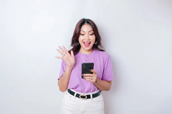 Retrato Uma Mulher Asiática Feliz Está Sorrindo Segurando Seu Smartphone — Fotografia de Stock