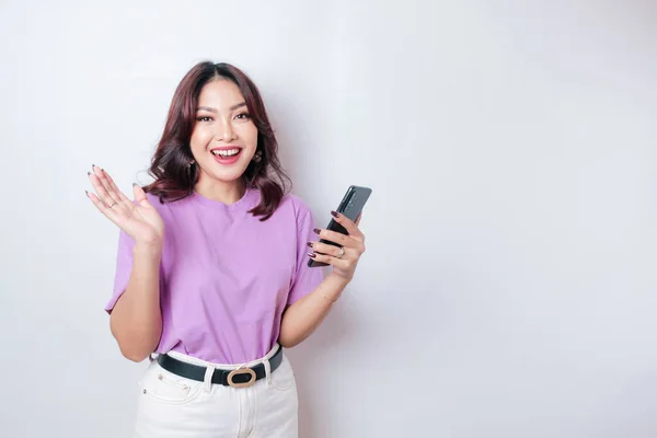 Portret Szczęśliwej Azjatki Uśmiecha Się Trzyma Smartfona Liliowym Fioletowym Shircie — Zdjęcie stockowe