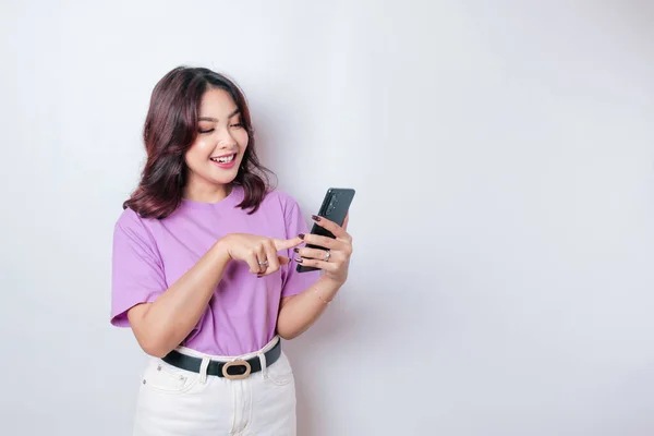 Retrato Uma Mulher Asiática Feliz Está Sorrindo Segurando Seu Smartphone — Fotografia de Stock
