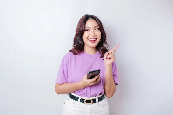 Sorrindo Bela Mulher Asiática Apontando Dedo Para Espaço Vazio Lado — Fotografia de Stock