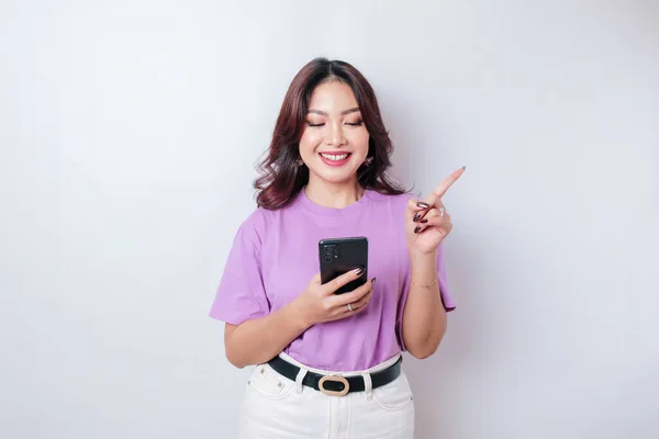 Sorrindo Bela Mulher Asiática Apontando Dedo Para Espaço Vazio Lado — Fotografia de Stock