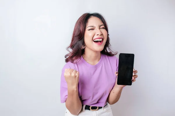 Tânără Asiatică Expresie Fericită Purtând Cămașă Liliac Violet Ținând Smartphone — Fotografie, imagine de stoc