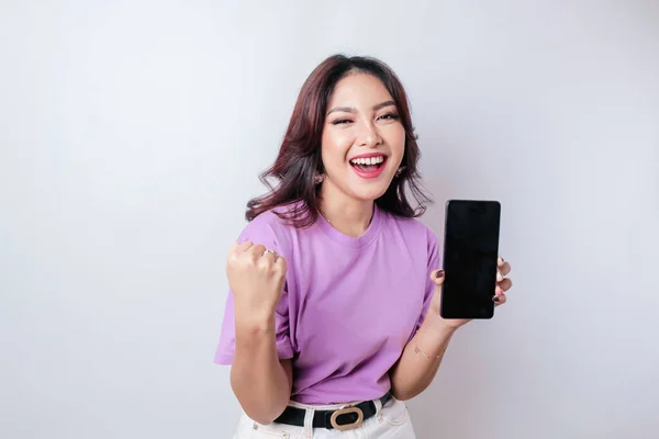 Uma Jovem Mulher Asiática Com Uma Expressão Sucesso Feliz Vestindo — Fotografia de Stock
