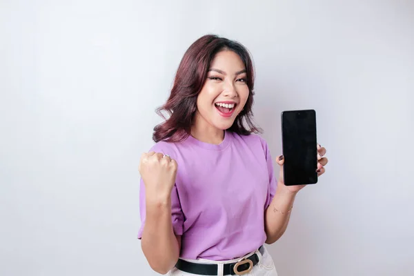 Retrato Uma Mulher Asiática Feliz Está Sorrindo Mostrando Espaço Cópia — Fotografia de Stock