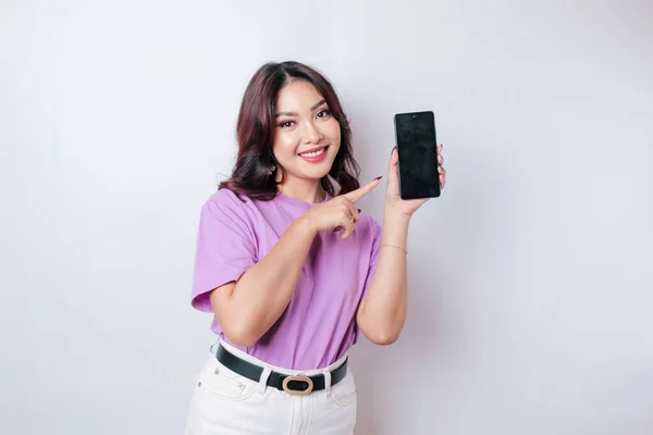 Retrato Uma Mulher Asiática Feliz Está Sorrindo Mostrando Espaço Cópia — Fotografia de Stock