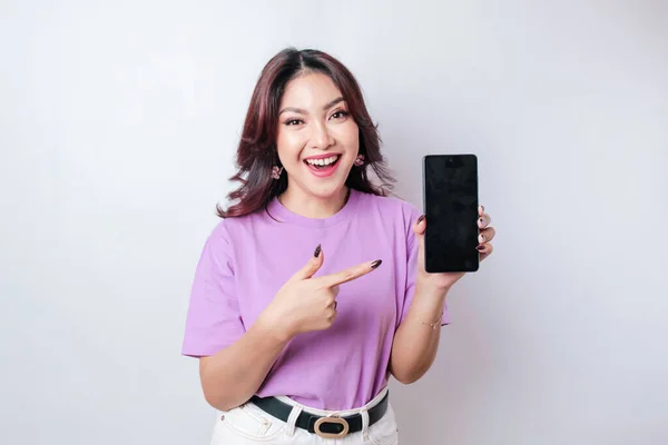 Retrato Uma Mulher Asiática Feliz Está Sorrindo Mostrando Espaço Cópia — Fotografia de Stock