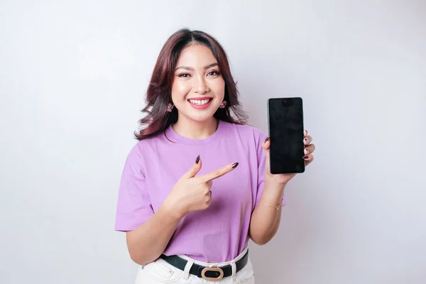 Портрет Щасливої Азіатської Жінки Посміхається Показує Копіювальний Простір Своєму Смартфоні — стокове фото