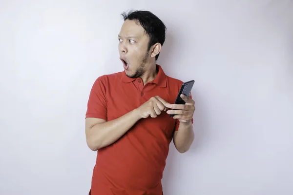 Pria Asia Yang Terkejut Mengenakan Kaos Merah Yang Mengarah Smartphone — Stok Foto