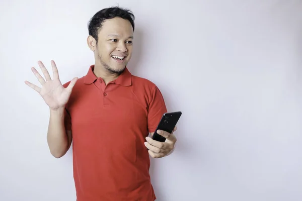 Überraschter Asiatischer Mann Rotem Shirt Zeigt Auf Sein Smartphone Isoliert — Stockfoto