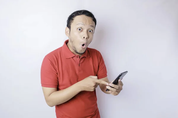 Homem Asiático Surpreso Vestindo Camiseta Vermelha Apontando Para Seu Smartphone — Fotografia de Stock