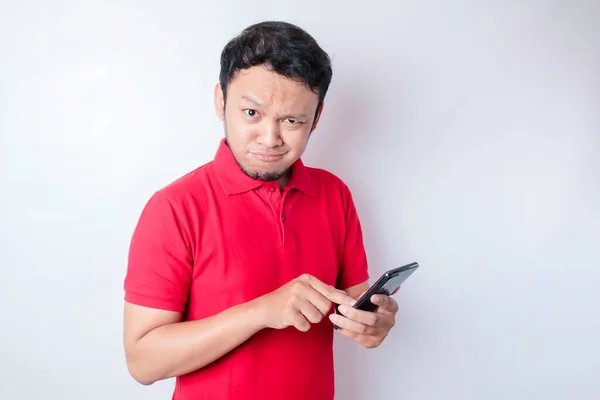 Potret Seorang Pemuda Asia Yang Bijaksana Mengenakan Kaos Merah Sambil — Stok Foto