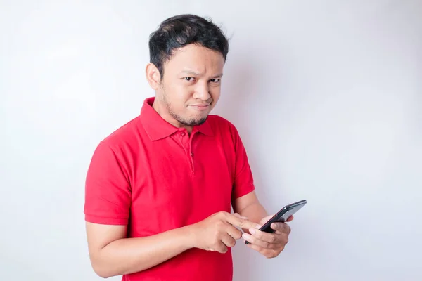 Portrét Přemýšlivého Mladého Asijského Muže Červeném Tričku Který Dívá Stranou — Stock fotografie