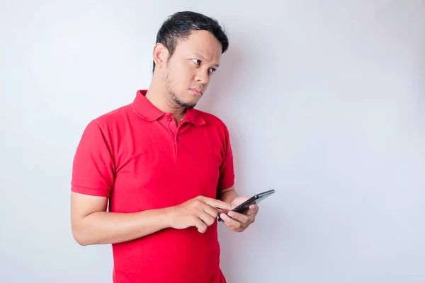 Porträtt Omtänksam Ung Asiatisk Man Bär Röd Shirt Tittar Sidan — Stockfoto