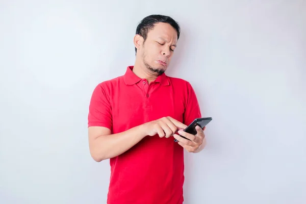 Joven Asiático Insatisfecho Descontento Usando Una Camiseta Roja Con Expresiones —  Fotos de Stock