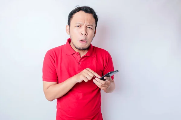 Missnöjd Ung Asiatisk Man Ser Missnöjd Bär Röd Shirt Irriterad — Stockfoto