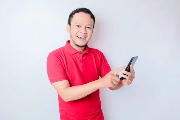 Ett Porträtt Glad Asiatisk Man Ler Och Håller Sin Smartphone — Stockfoto