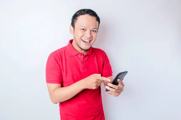 Ritratto Uomo Asiatico Felice Sorride Tiene Suo Smartphone Con Una — Foto Stock