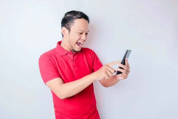 Ung Asiatisk Man Med Ett Lyckligt Lyckat Uttryck Bär Röd — Stockfoto